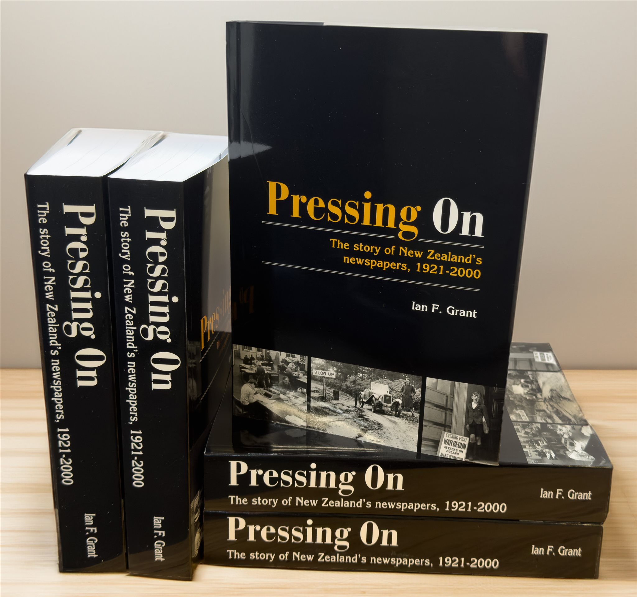 Pressing On: The story of New Zealand newspapers, 1921-2000